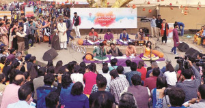 اُردو کے معترف بھی، اُردو سے منحرف بھی!